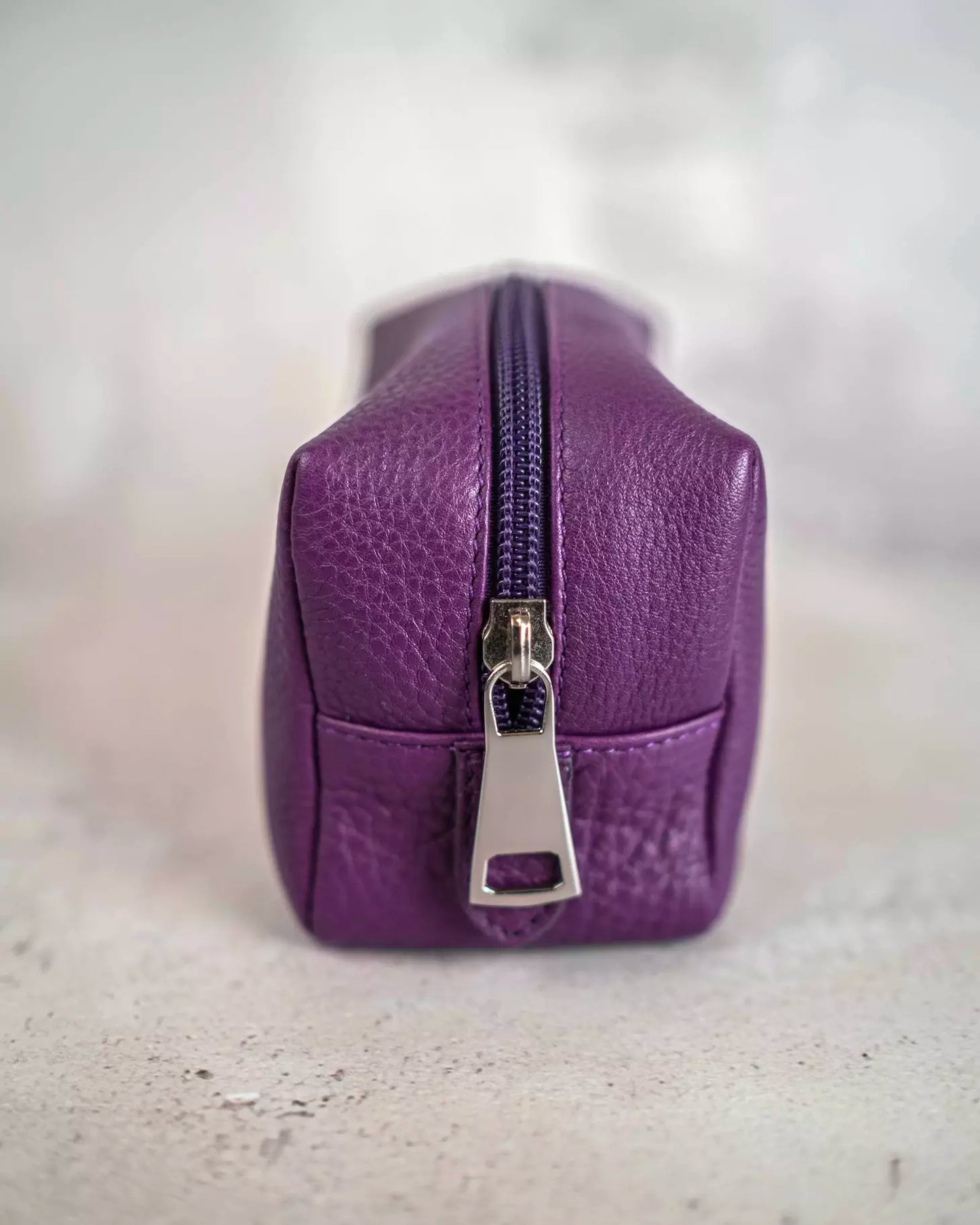 Un Elegante Beauty Case da viaggio in vera pelle, realizzato a mano in Italia. Contiene i trattamenti mini-size per la cura del corpo firmati Lavanda di Elvio, nel pratico formato da viaggio.