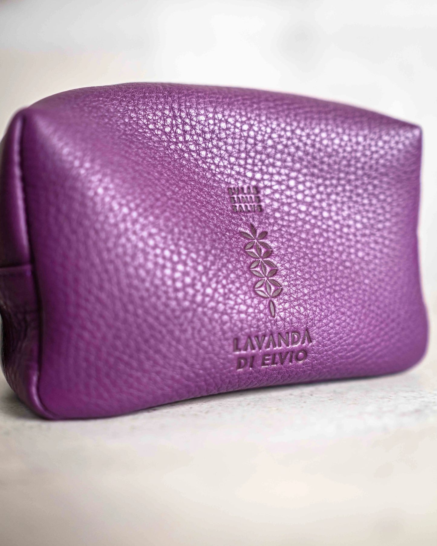 Un Elegante Beauty Case da viaggio in vera pelle, realizzato a mano in Italia. Contiene i trattamenti mini-size per la cura del corpo firmati Lavanda di Elvio, nel pratico formato da viaggio.