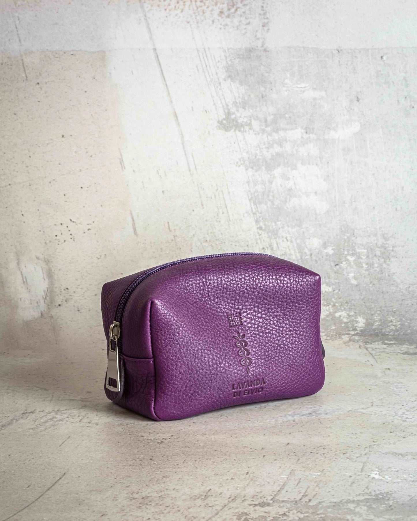 Un Elegante Beauty Case da viaggio in vera pelle, realizzato a mano in Italia. Contiene i trattamenti mini-size per la cura del corpo firmati Lavanda di Elvio, nel pratico formato da viaggio.