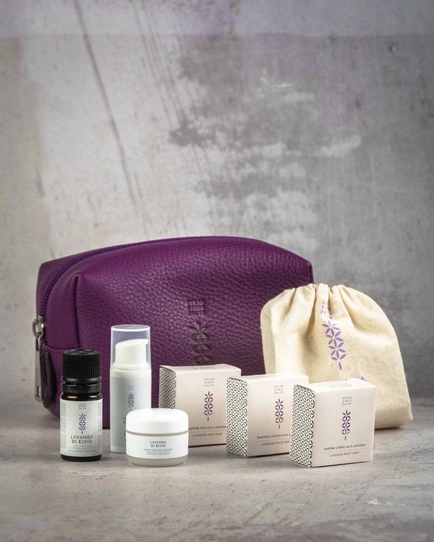 Un Elegante Beauty Case da viaggio in vera pelle, realizzato a mano in Italia. Contiene i trattamenti mini-size per la cura del corpo firmati Lavanda di Elvio, nel pratico formato da viaggio.